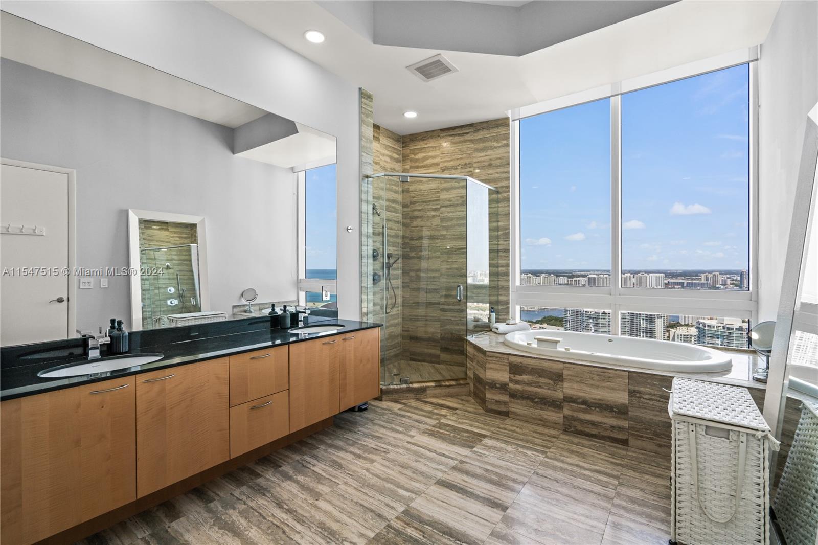 16001 Collins Ave 4204, Sunny Isles Beach, Florida 33160, 3 Bedrooms Bedrooms, ,3 BathroomsBathrooms,Residentiallease,For Rent,16001 Collins Ave 4204,A11547515