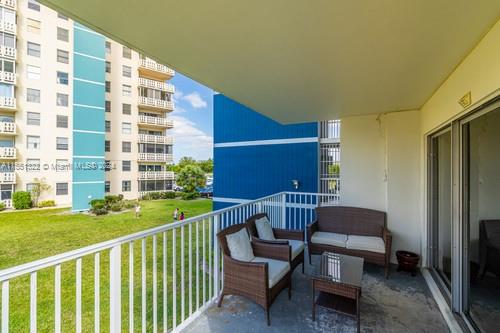 4200 Hillcrest Dr 201, Hollywood, Florida 33021, 2 Bedrooms Bedrooms, ,2 BathroomsBathrooms,Residential,For Sale,4200 Hillcrest Dr 201,A11551322