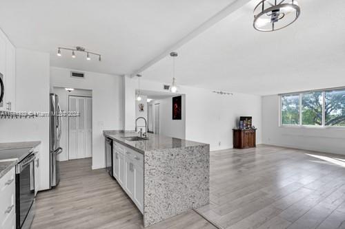 4200 Hillcrest Dr 201, Hollywood, Florida 33021, 2 Bedrooms Bedrooms, ,2 BathroomsBathrooms,Residential,For Sale,4200 Hillcrest Dr 201,A11551322