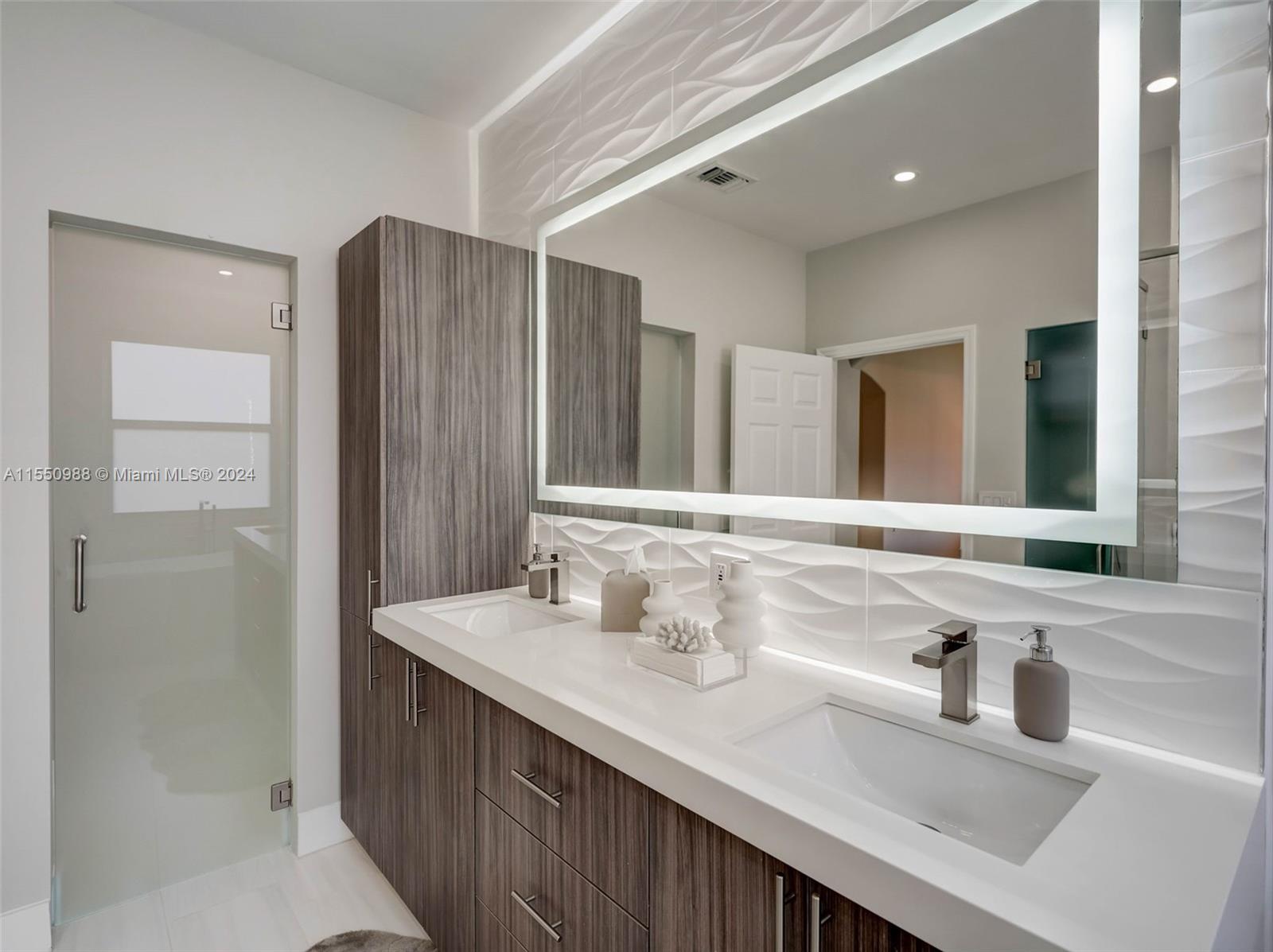 963 Harbor Vw S 963, Hollywood, Florida 33019, 3 Bedrooms Bedrooms, ,3 BathroomsBathrooms,Residential,For Sale,963 Harbor Vw S 963,A11550988