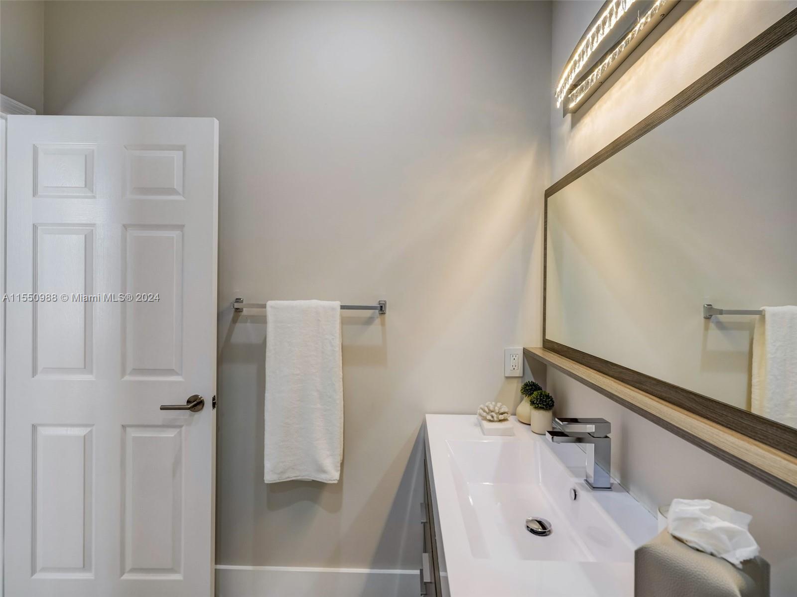 963 Harbor Vw S 963, Hollywood, Florida 33019, 3 Bedrooms Bedrooms, ,3 BathroomsBathrooms,Residential,For Sale,963 Harbor Vw S 963,A11550988