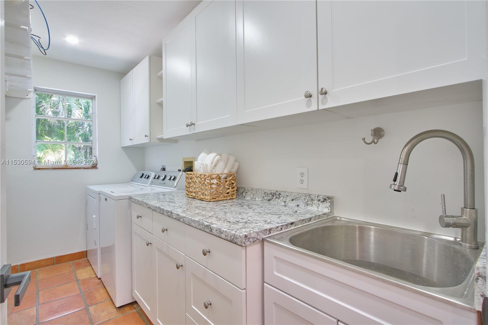 5131 201st Ter, Southwest Ranches, FL, 33332 United States, 6 Bedrooms Bedrooms, ,3 BathroomsBathrooms,Residential,For Sale,201st Ter,A11530594