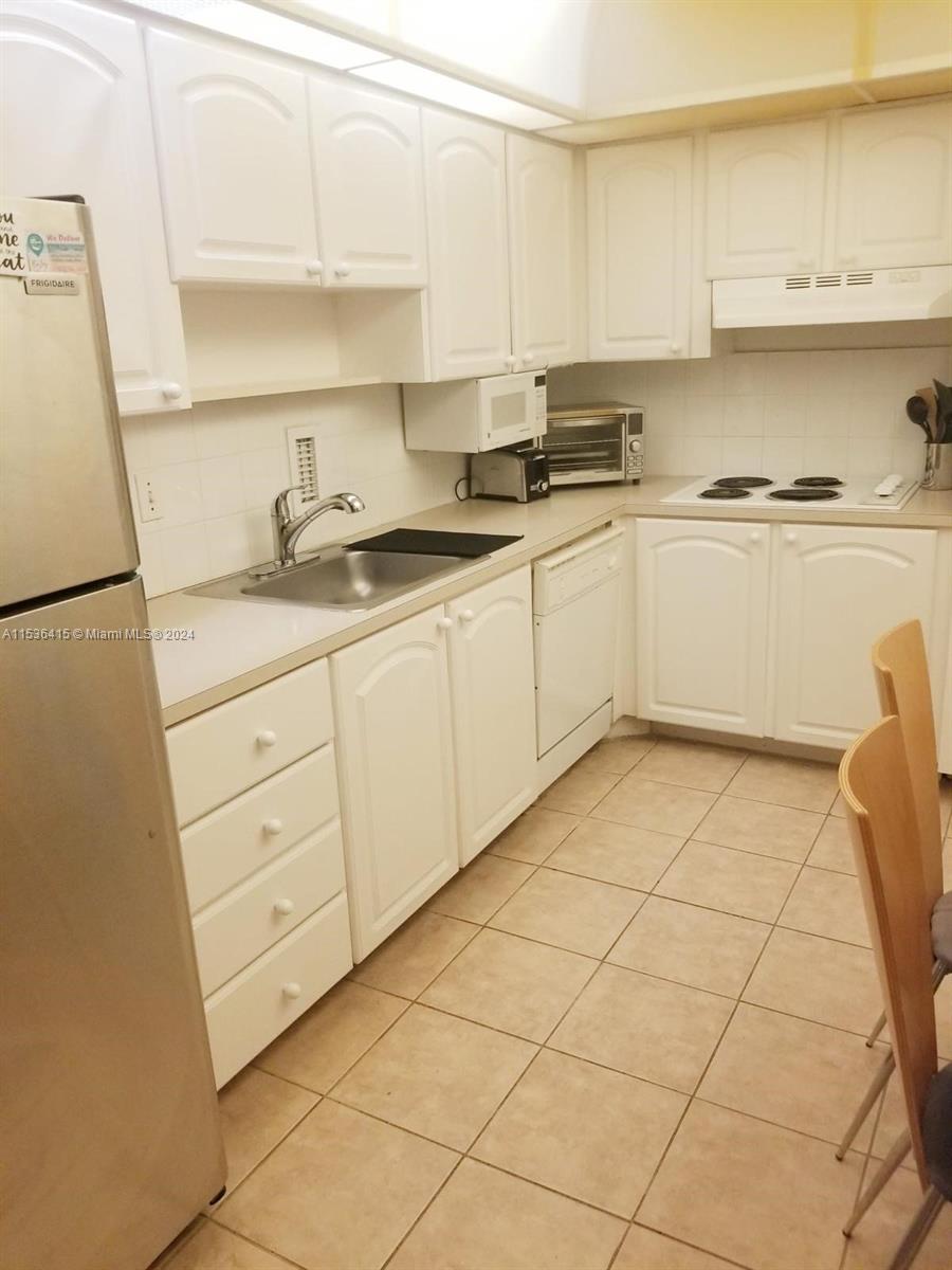 3801 OCEAN DR 10H, Hollywood, Florida 33019, 1 Bedroom Bedrooms, ,1 BathroomBathrooms,Residentiallease,For Rent,3801 OCEAN DR 10H,A11536415