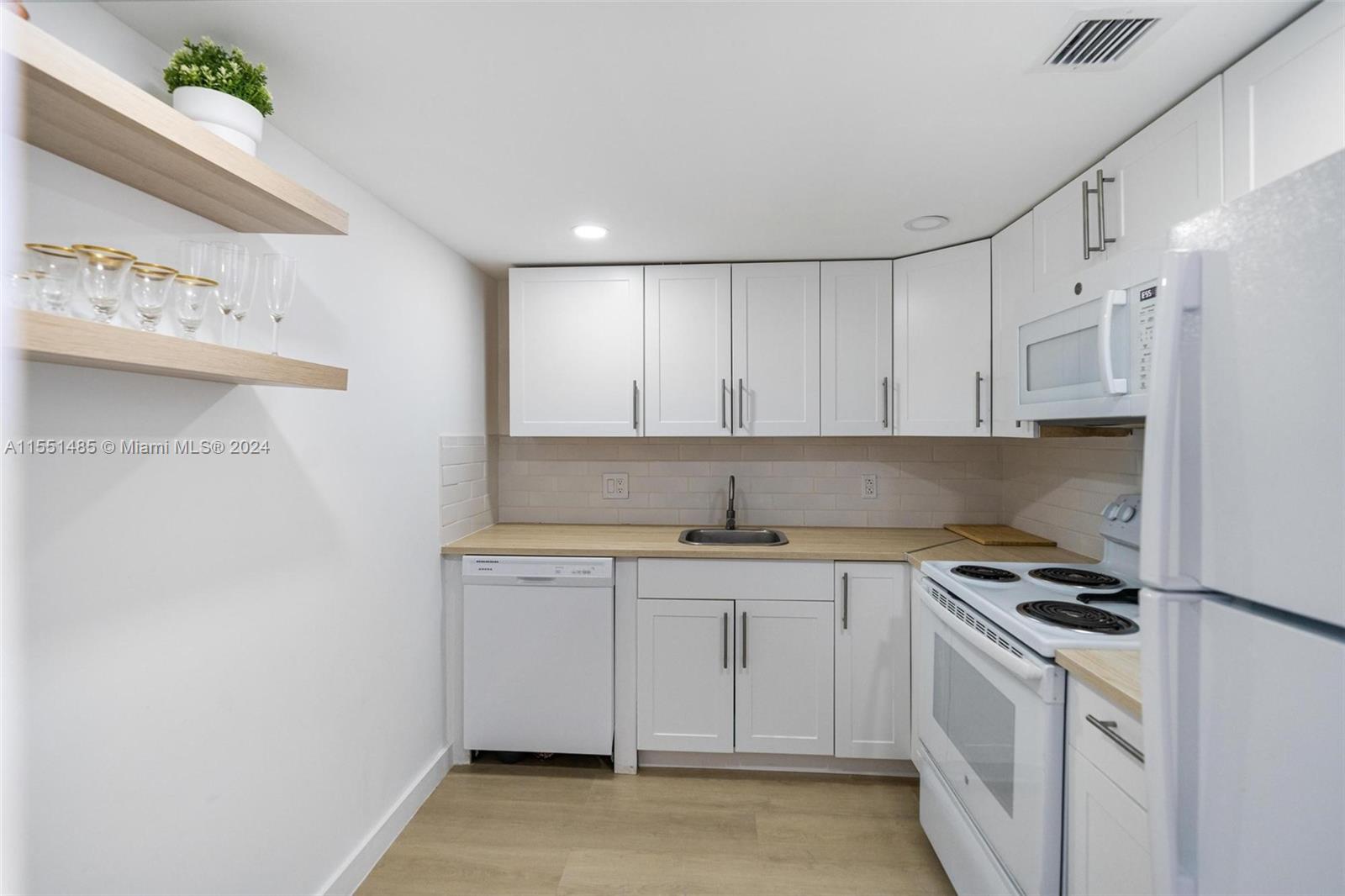 2500 NE 135th St A907, North Miami, Florida 33181, 1 Bedroom Bedrooms, ,1 BathroomBathrooms,Residentiallease,For Rent,2500 NE 135th St A907,A11551485