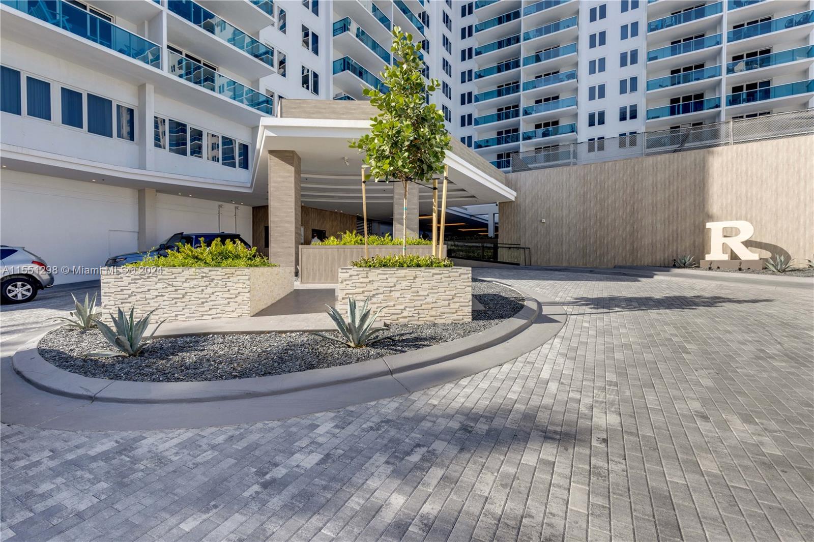 Take in the stunning view of the coast from high above! This amazing photo shows the beautiful beachfront that's just waiting to be enjoyed. And that's not all – the property also gives you access to a fantastic hotel pool, perfect for relaxing and having fun. It's like being on vacation every day. Welcome to your own piece of paradise