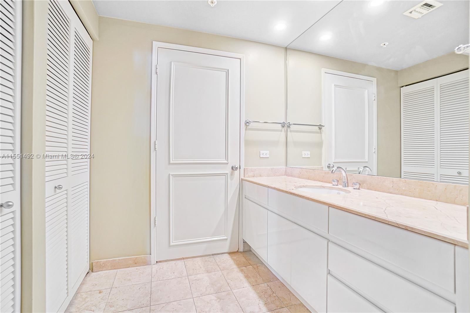 848 Brickell Key Dr, Miami, FL, 33131 United States, 1 Bedroom Bedrooms, ,1 BathroomBathrooms,Residential,For Sale,Brickell Key Dr,A11551492