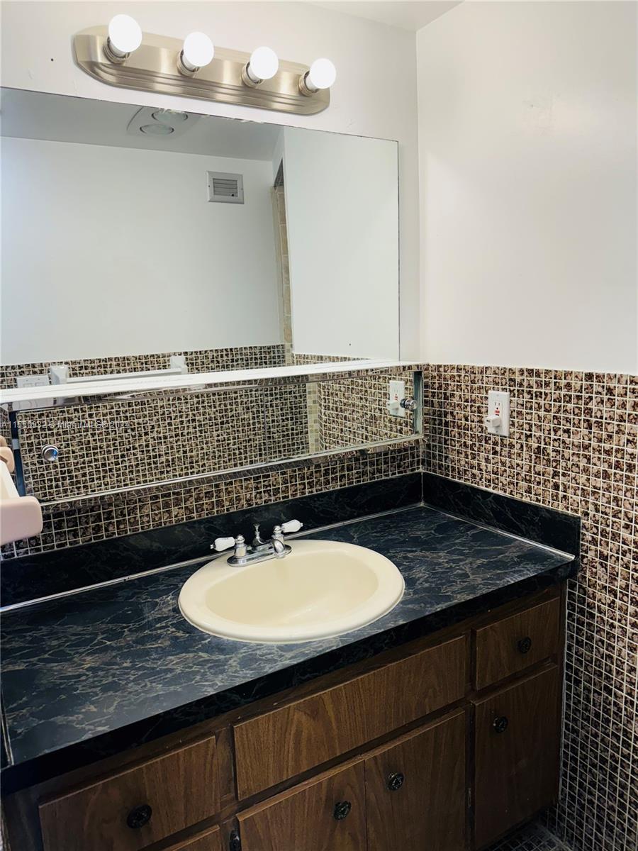 1301 NE Miami Gardens Dr 1515W, Miami, FL 33179, 2 Bedrooms Bedrooms, ,2 BathroomsBathrooms,Residential,For Sale,Miami Gardens Dr,A11550932