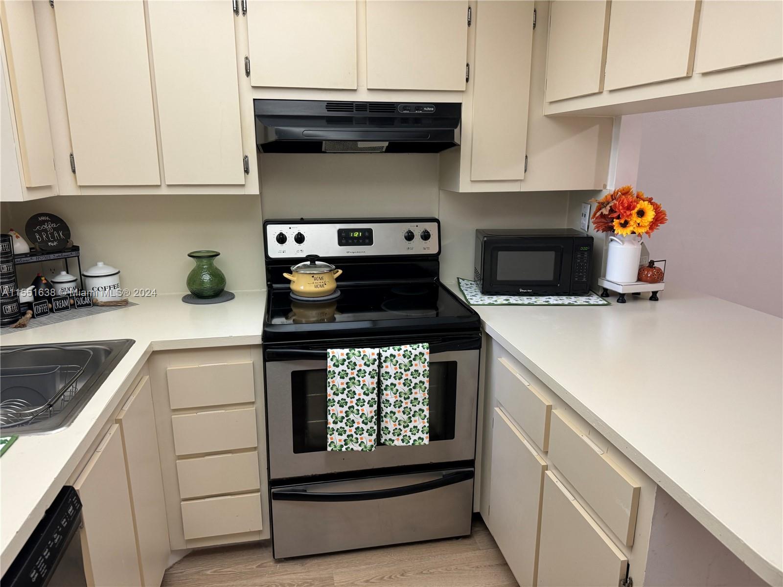 8290 Lake Dr 223, Doral, Florida 33166, 1 Bedroom Bedrooms, ,1 BathroomBathrooms,Residentiallease,For Rent,8290 Lake Dr 223,A11551638