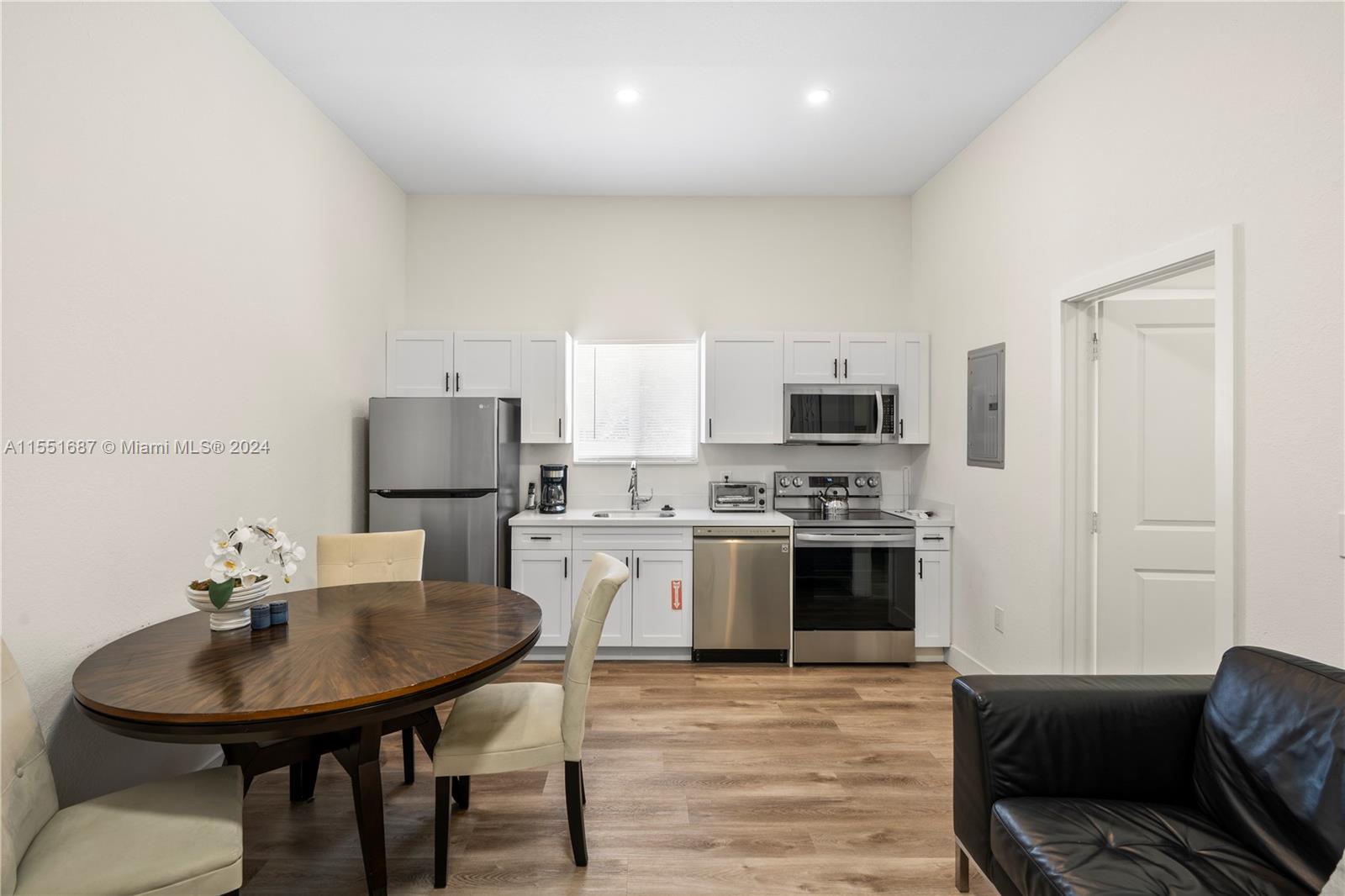 830 SE 14th St 4, Fort Lauderdale, Florida 33316, 1 Bedroom Bedrooms, ,1 BathroomBathrooms,Residentiallease,For Rent,830 SE 14th St 4,A11551687