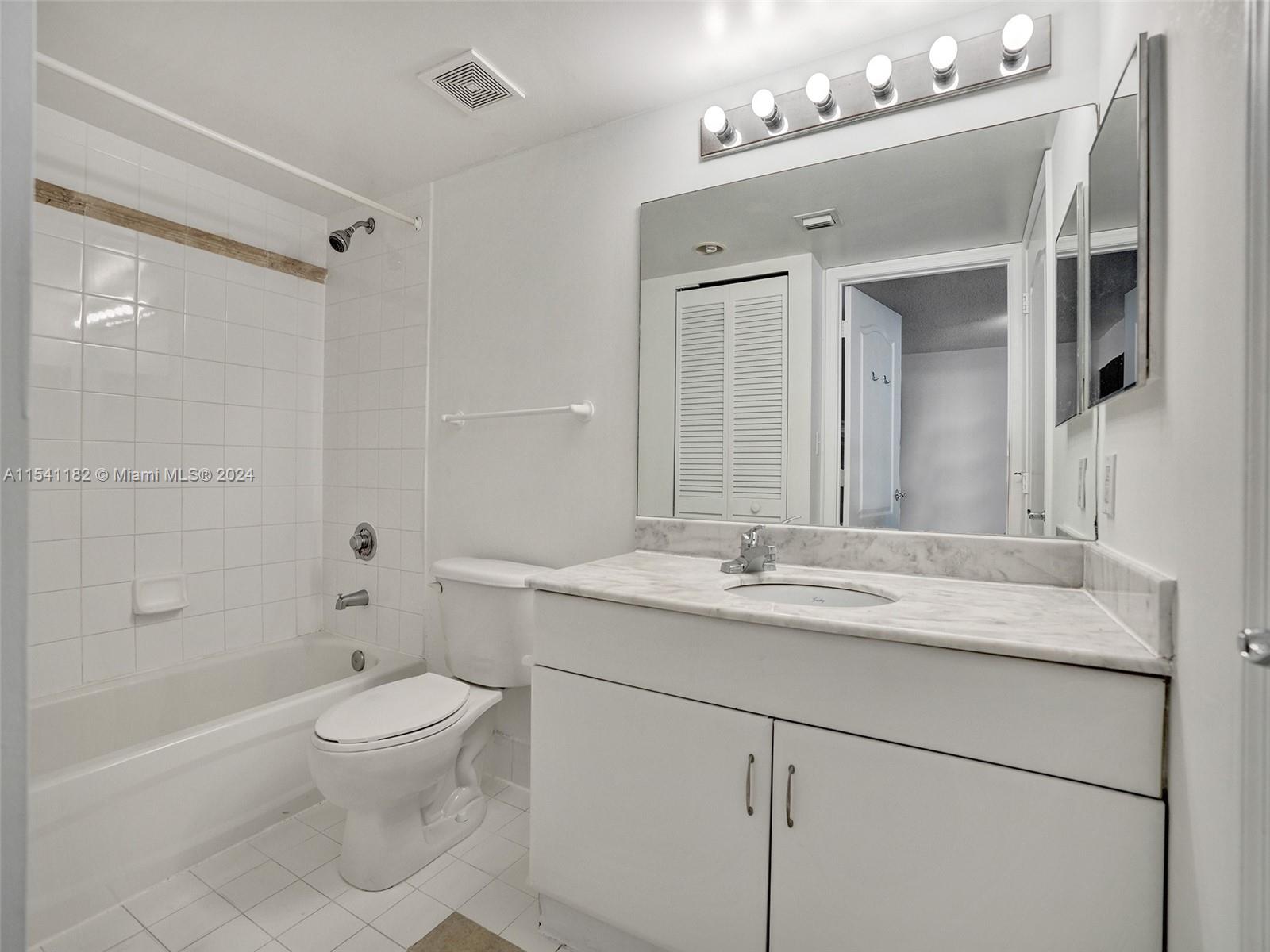 1200 Brickell Bay Dr 3312, Miami, Florida 33131, 1 Bedroom Bedrooms, ,1 BathroomBathrooms,Residential,For Sale,1200 Brickell Bay Dr 3312,A11541182