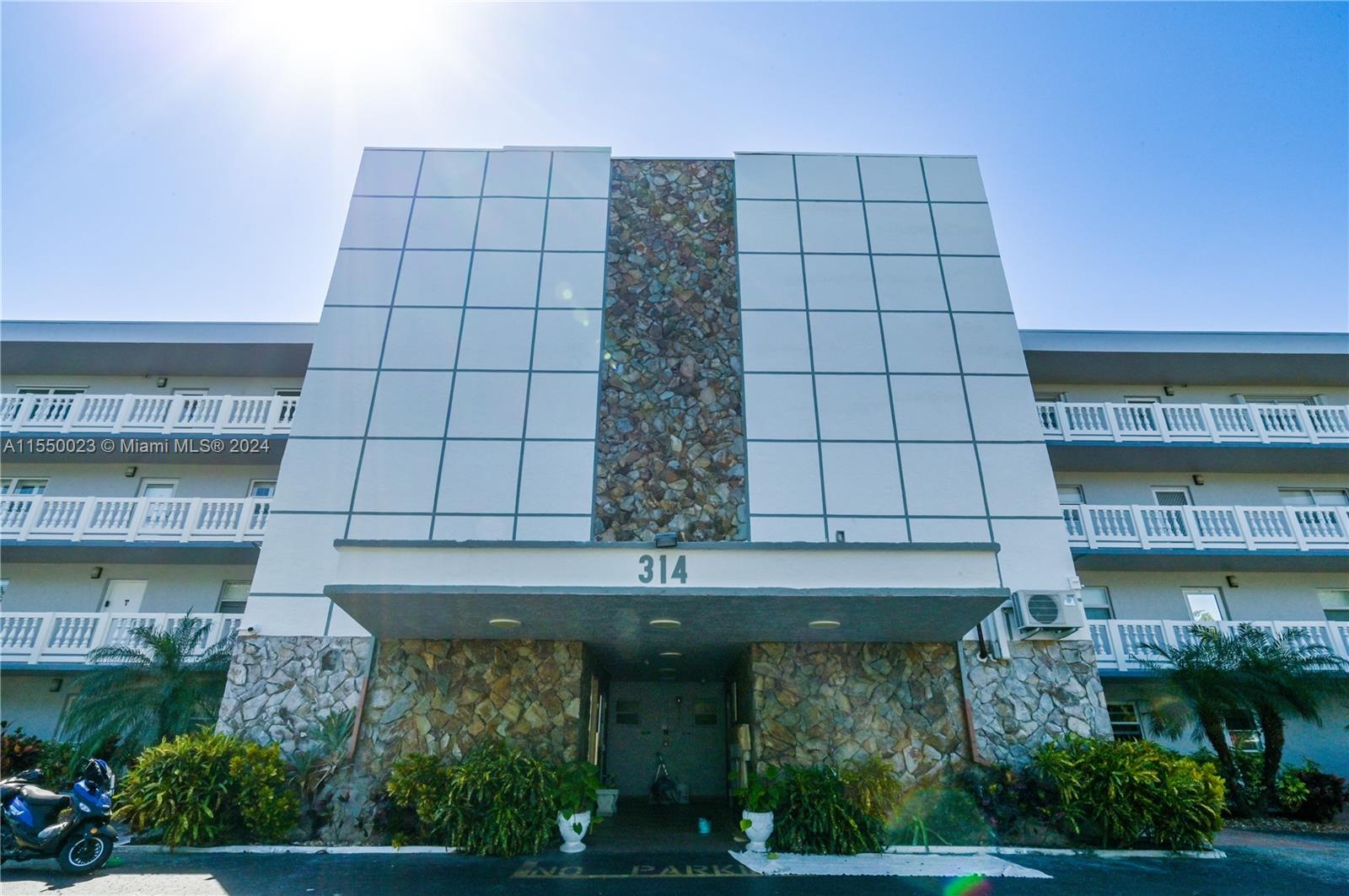 324 SE 10th St. 203, Dania Beach, Florida 33004, 2 Bedrooms Bedrooms, ,2 BathroomsBathrooms,Residential,For Sale,324 SE 10th St. 203,A11550023