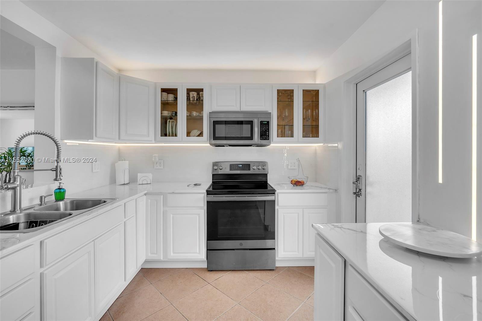 619 NE 14th Ave 401, Hallandale Beach, Florida 33009, 2 Bedrooms Bedrooms, ,2 BathroomsBathrooms,Residential,For Sale,619 NE 14th Ave 401,A11552020