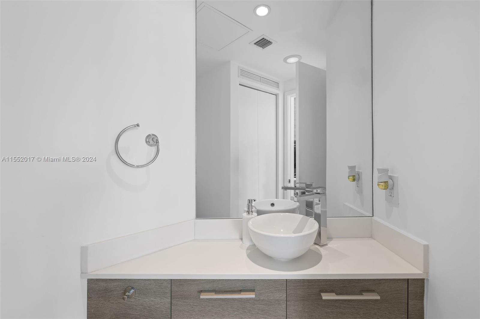 650 NE 32nd St 1708, Miami, Florida 33137, 1 Bedroom Bedrooms, ,1 BathroomBathrooms,Residential,For Sale,650 NE 32nd St 1708,A11552017