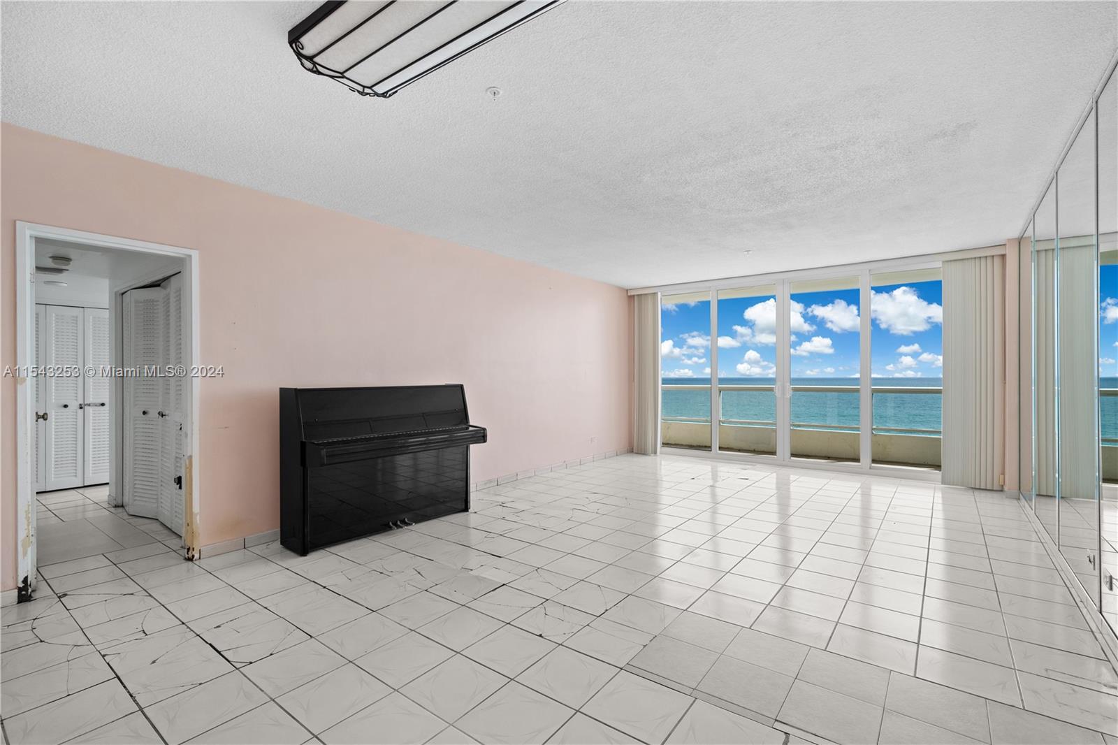5601 Collins Ave PH-3, Miami Beach, Florida 33140, 1 Bedroom Bedrooms, ,1 BathroomBathrooms,Residential,For Sale,5601 Collins Ave PH-3,A11543253