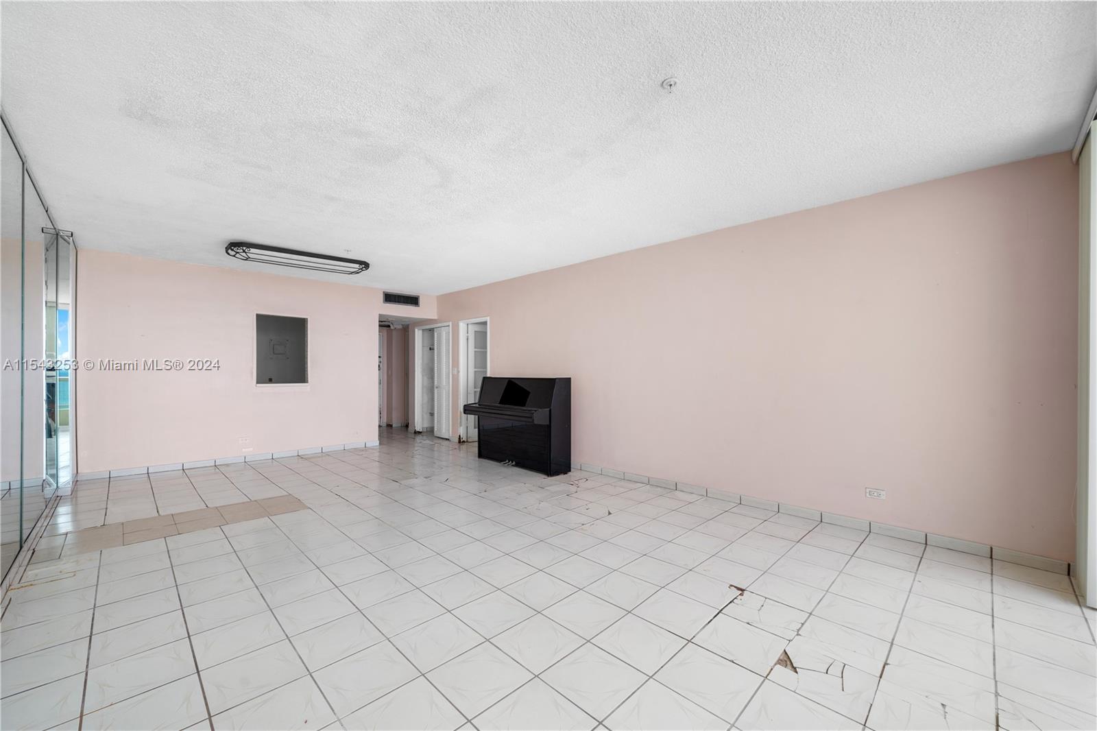 5601 Collins Ave PH-3, Miami Beach, Florida 33140, 1 Bedroom Bedrooms, ,1 BathroomBathrooms,Residential,For Sale,5601 Collins Ave PH-3,A11543253