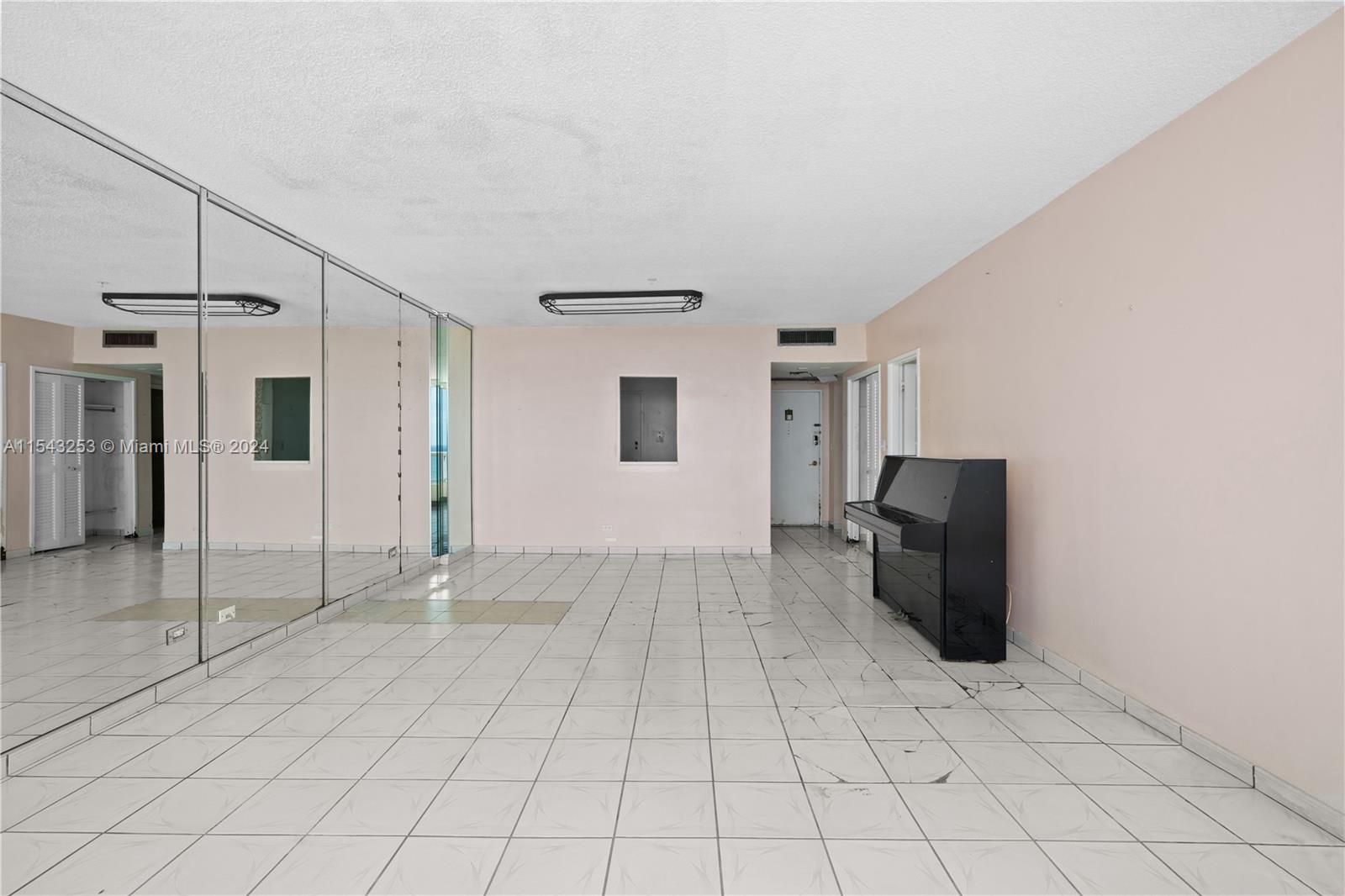 5601 Collins Ave PH-3, Miami Beach, Florida 33140, 1 Bedroom Bedrooms, ,1 BathroomBathrooms,Residential,For Sale,5601 Collins Ave PH-3,A11543253