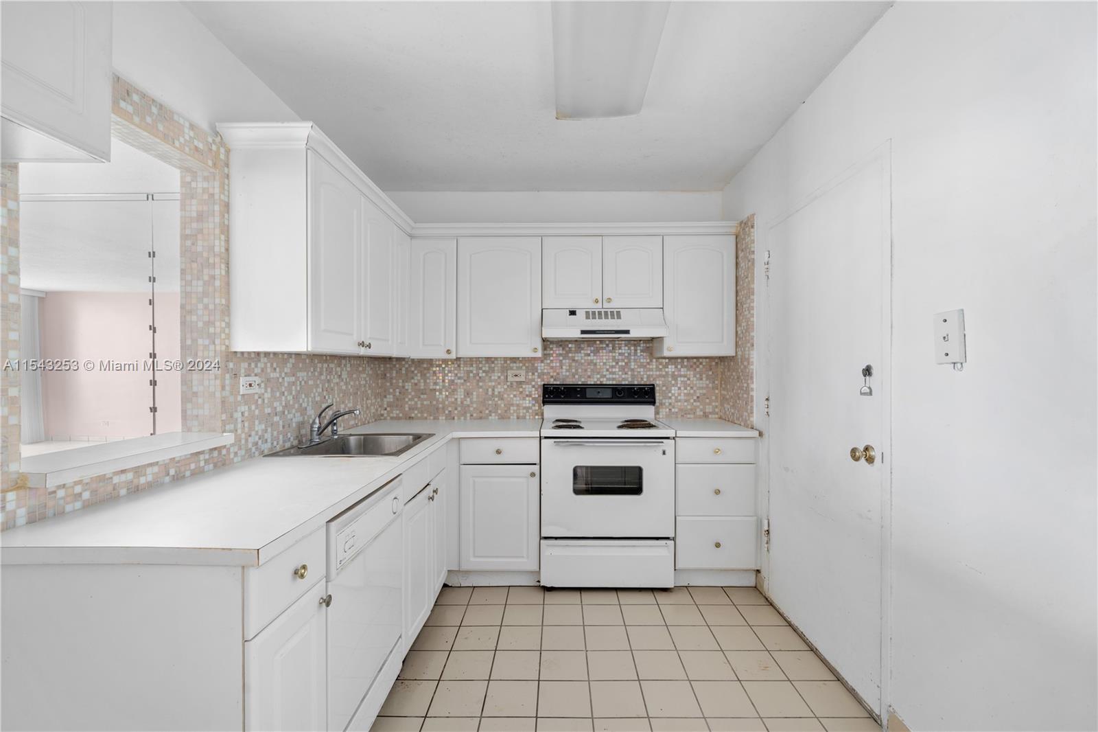 5601 Collins Ave PH-3, Miami Beach, Florida 33140, 1 Bedroom Bedrooms, ,1 BathroomBathrooms,Residential,For Sale,5601 Collins Ave PH-3,A11543253