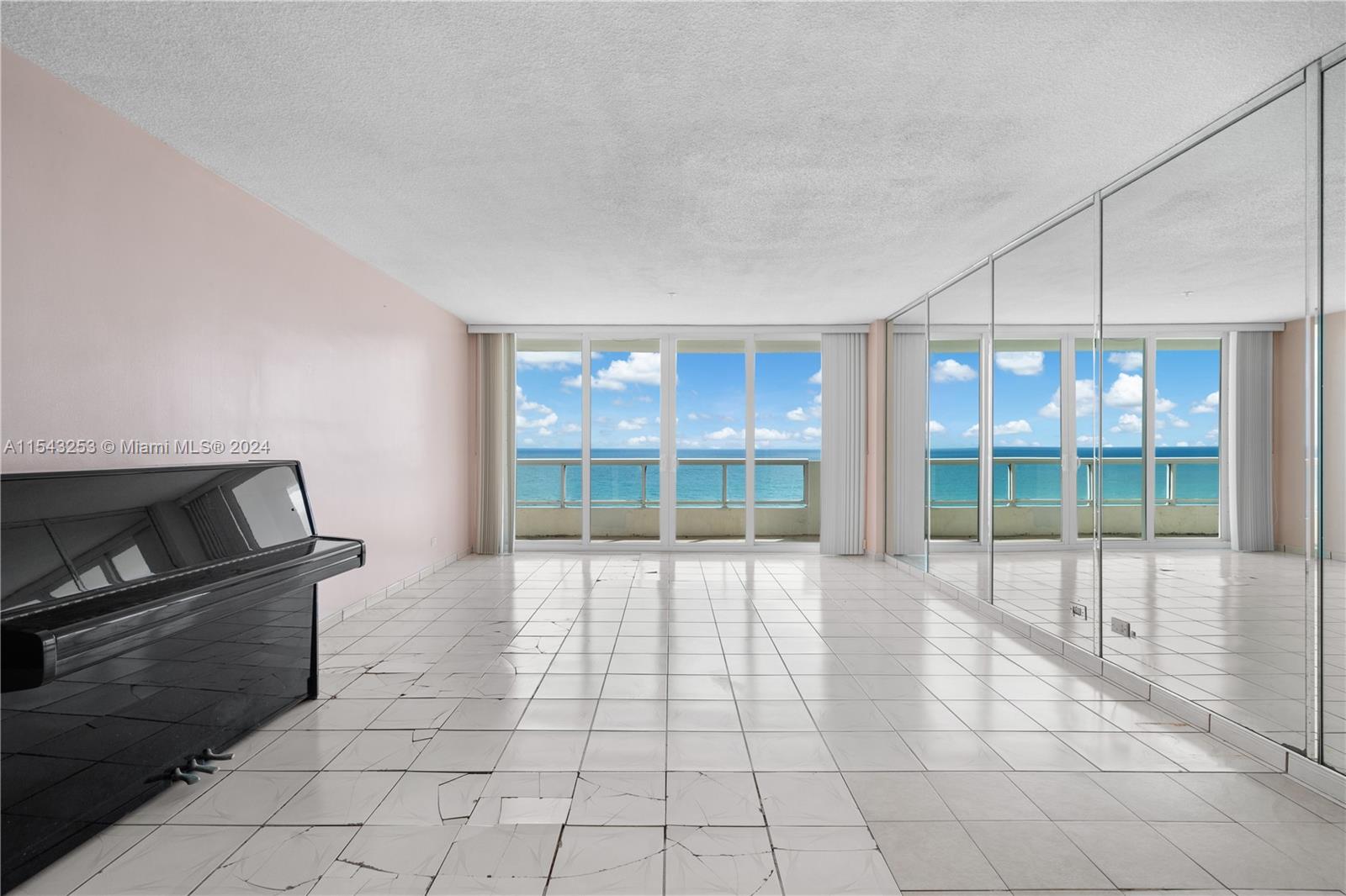 5601 Collins Ave PH-3, Miami Beach, Florida 33140, 1 Bedroom Bedrooms, ,1 BathroomBathrooms,Residential,For Sale,5601 Collins Ave PH-3,A11543253