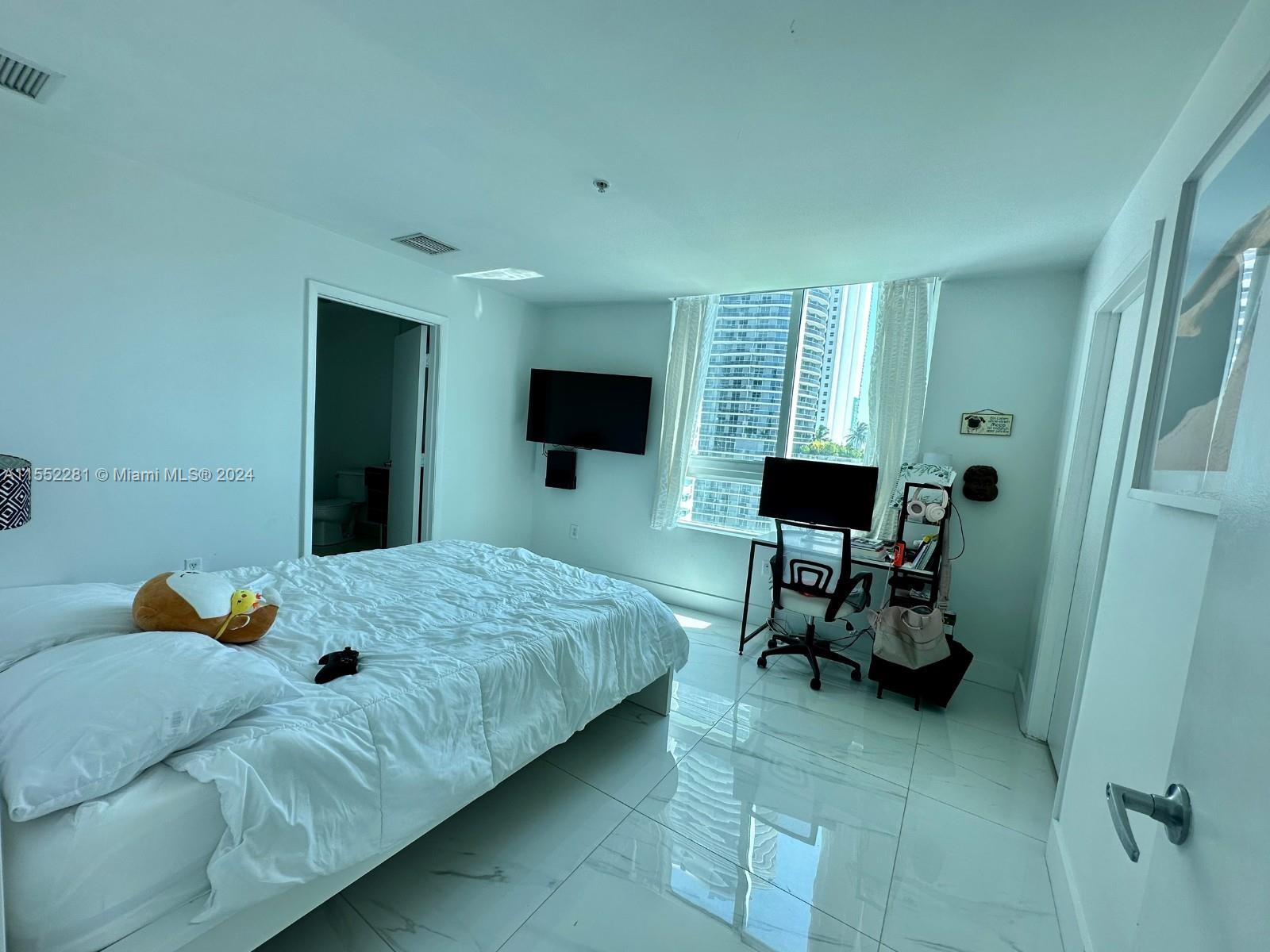 1900 N Bayshore Dr 1418, Miami, Florida 33132, 2 Bedrooms Bedrooms, ,2 BathroomsBathrooms,Residential,For Sale,1900 N Bayshore Dr 1418,A11552281