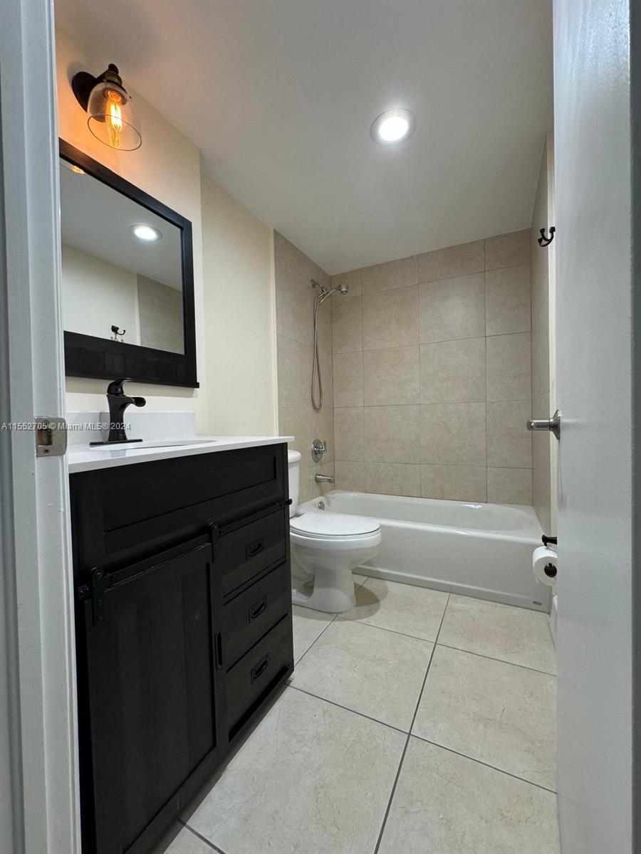 7501 E Treasure Dr 2P, North Bay Village, Florida 33141, 2 Bedrooms Bedrooms, ,2 BathroomsBathrooms,Residential,For Sale,7501 E Treasure Dr 2P,A11552705