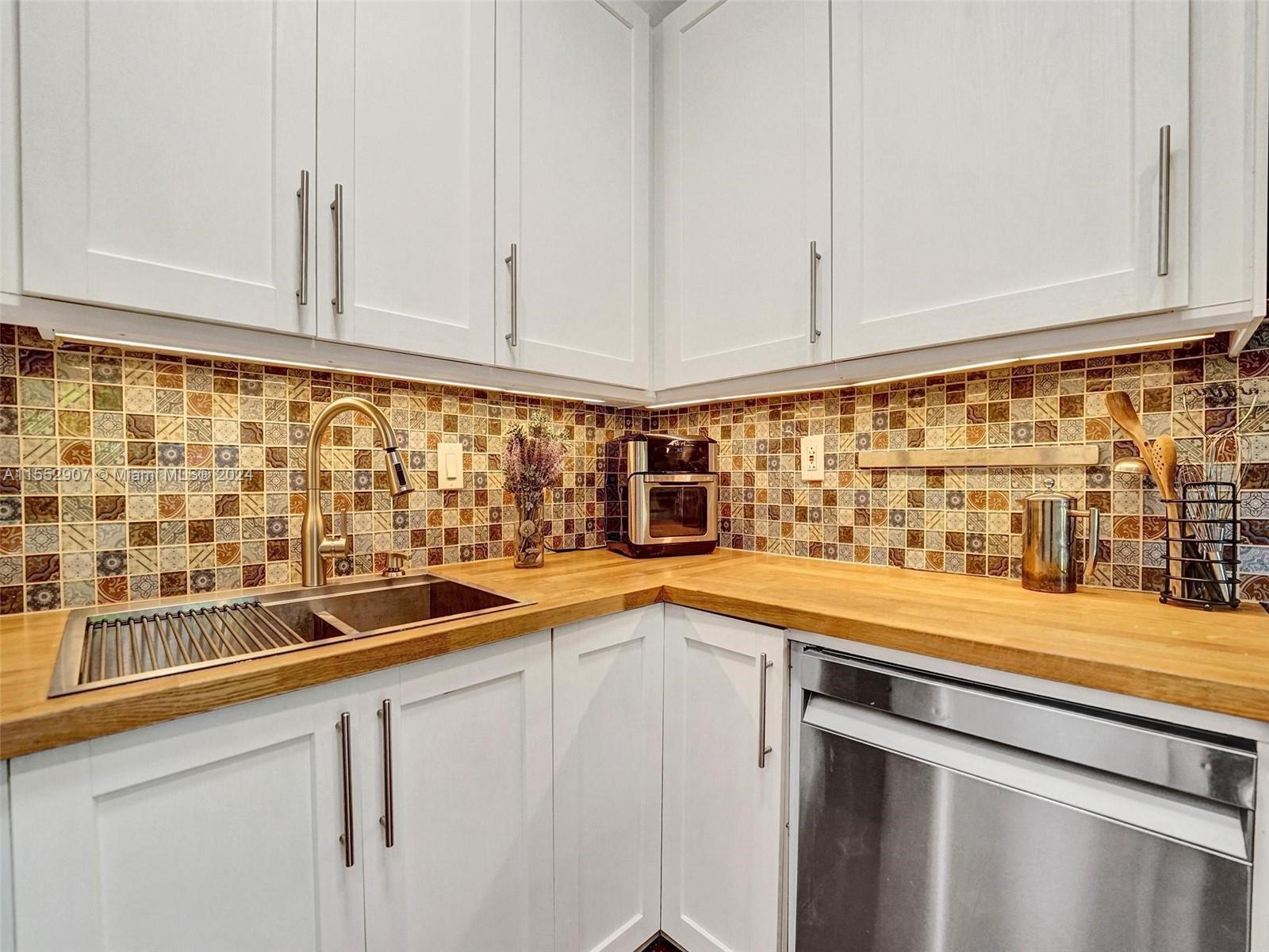 918 NE 4th Ct, Hallandale Beach, Florida 33009, 4 Bedrooms Bedrooms, ,3 BathroomsBathrooms,Residential,For Sale,918 NE 4th Ct,A11552907