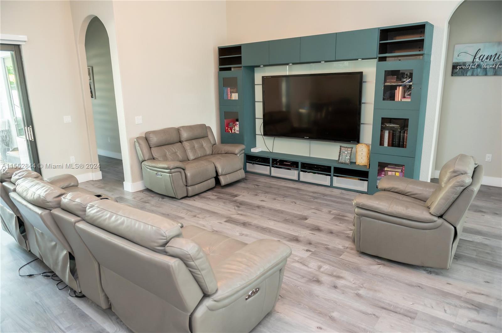 20020 Portcawl Dr, Hialeah, Florida 33015, 5 Bedrooms Bedrooms, ,4 BathroomsBathrooms,Residential,For Sale,20020 Portcawl Dr,A11552844