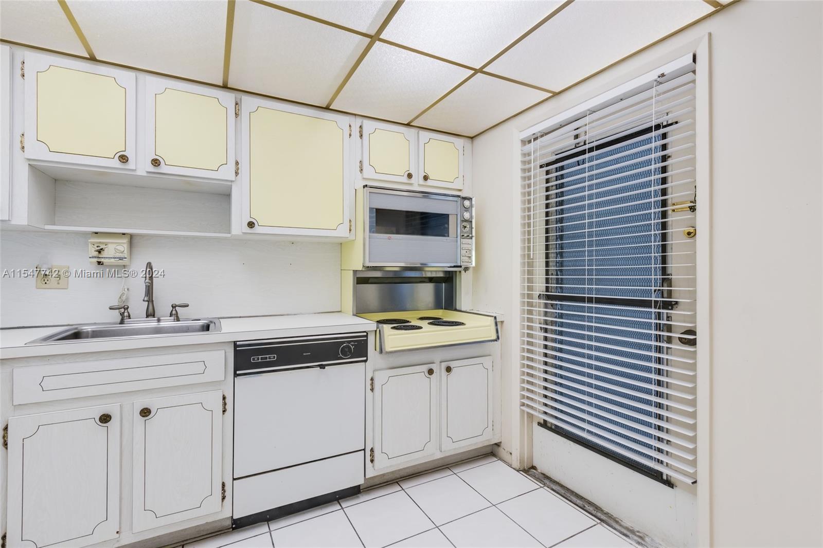 1000 Hillcrest Ct 212, Hollywood, Florida 33021, 2 Bedrooms Bedrooms, ,2 BathroomsBathrooms,Residential,For Sale,1000 Hillcrest Ct 212,A11547742