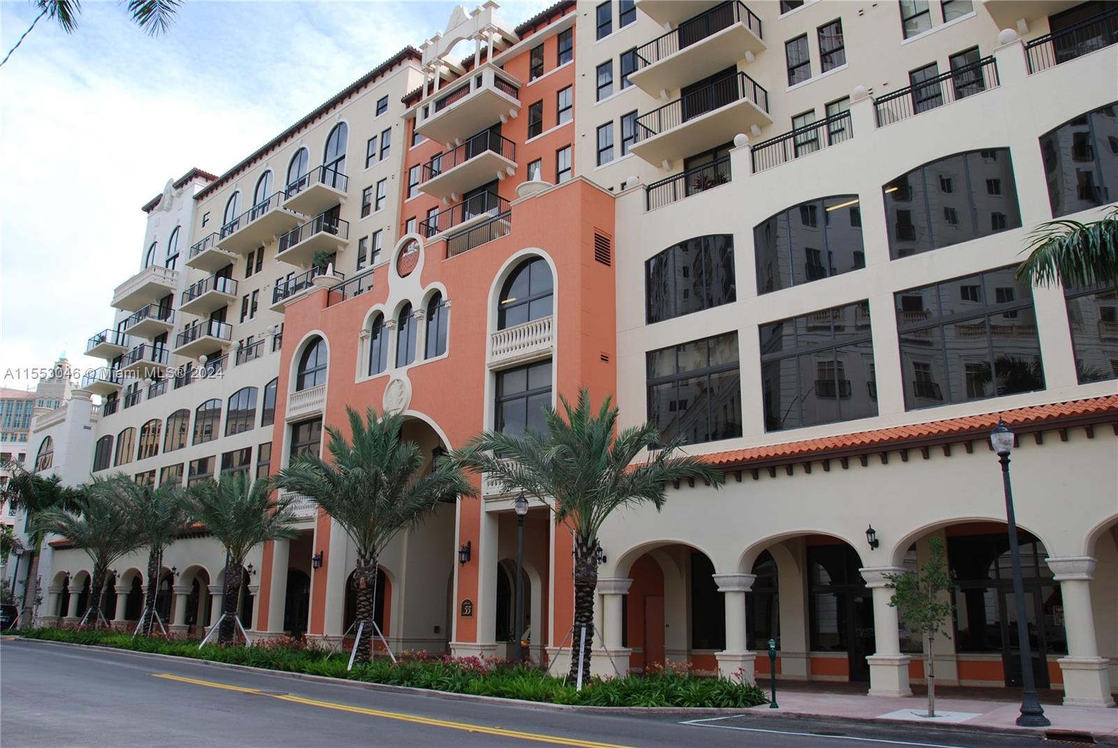 Beautiful Penthouse unit at 55 Merrick. Large one bedroom unit, plus den. Unit overlooks the pool and courtyard. 10 ft ceilings. Unit is vacant and easy to show. Located in the heart of the Coral Gables Business District. Walking distance to restaurants and shopping.