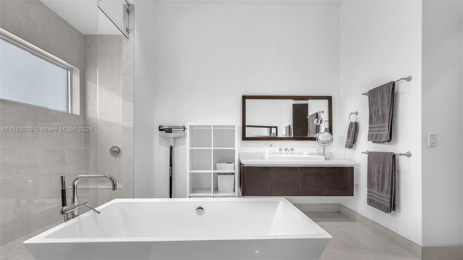 8248 NW 34th Dr, Doral, Florida 33122, 5 Bedrooms Bedrooms, ,6 BathroomsBathrooms,Residential,For Sale,8248 NW 34th Dr,A11553090