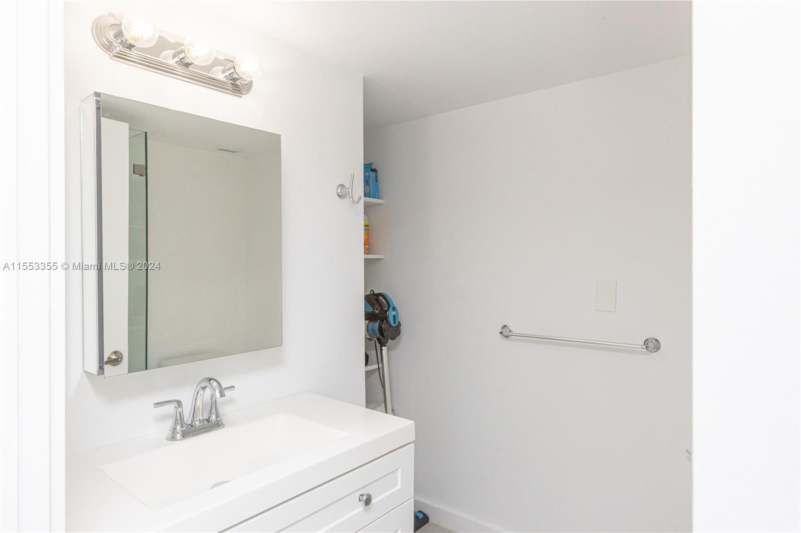 5701 Collins Ave 906, Miami Beach, Florida 33140, 1 Bedroom Bedrooms, ,2 BathroomsBathrooms,Residential,For Sale,5701 Collins Ave 906,A11553355