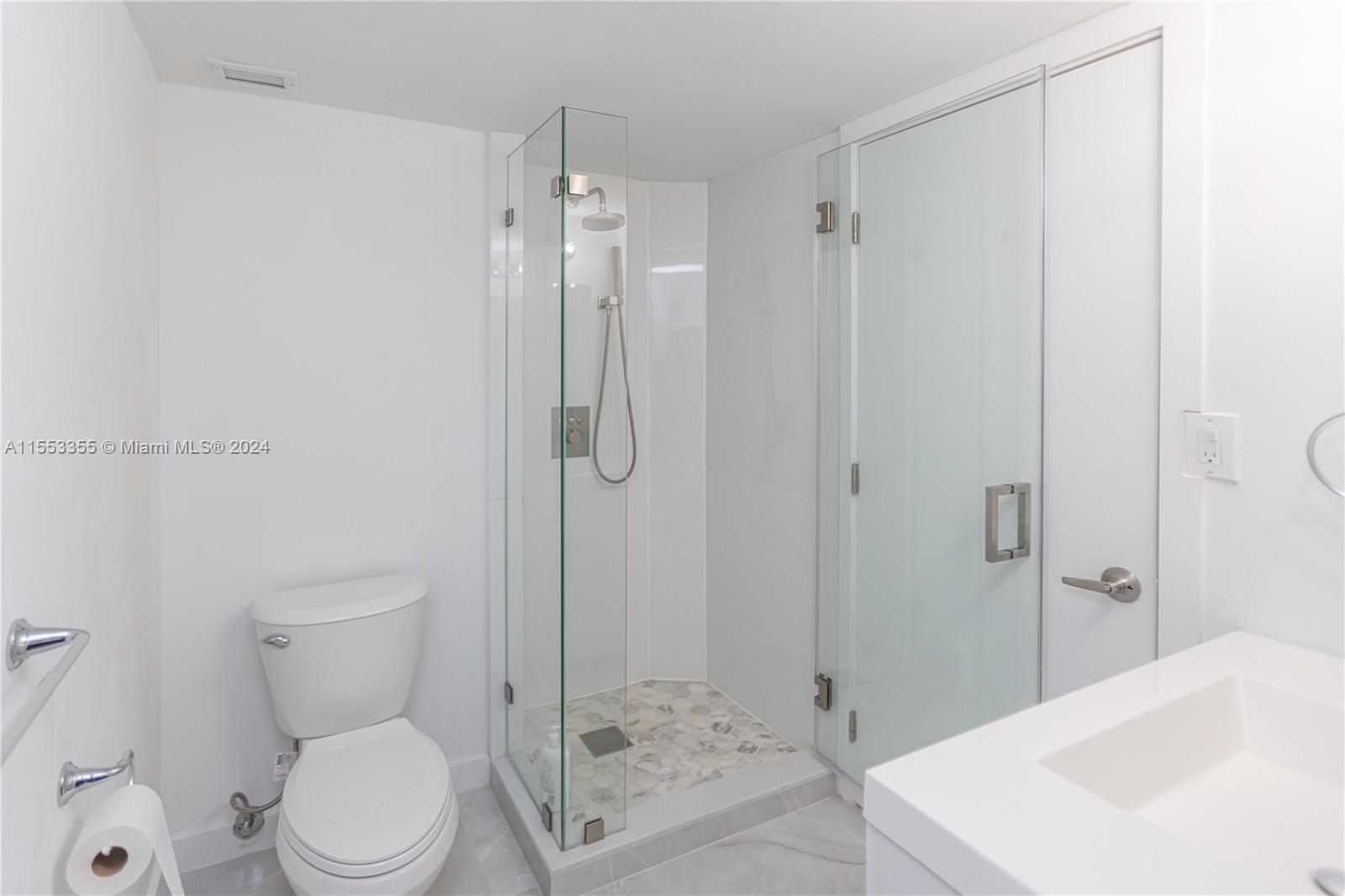 5701 Collins Ave 906, Miami Beach, Florida 33140, 1 Bedroom Bedrooms, ,2 BathroomsBathrooms,Residential,For Sale,5701 Collins Ave 906,A11553355