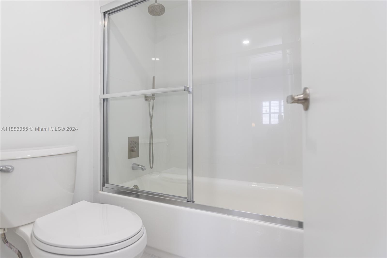 5701 Collins Ave 906, Miami Beach, Florida 33140, 1 Bedroom Bedrooms, ,2 BathroomsBathrooms,Residential,For Sale,5701 Collins Ave 906,A11553355
