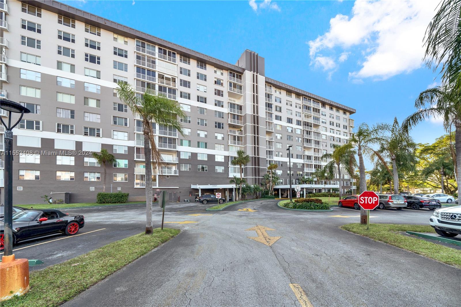 3850 Washington St 308, Hollywood, Florida 33021, 2 Bedrooms Bedrooms, ,2 BathroomsBathrooms,Residential,For Sale,3850 Washington St 308,A11553408