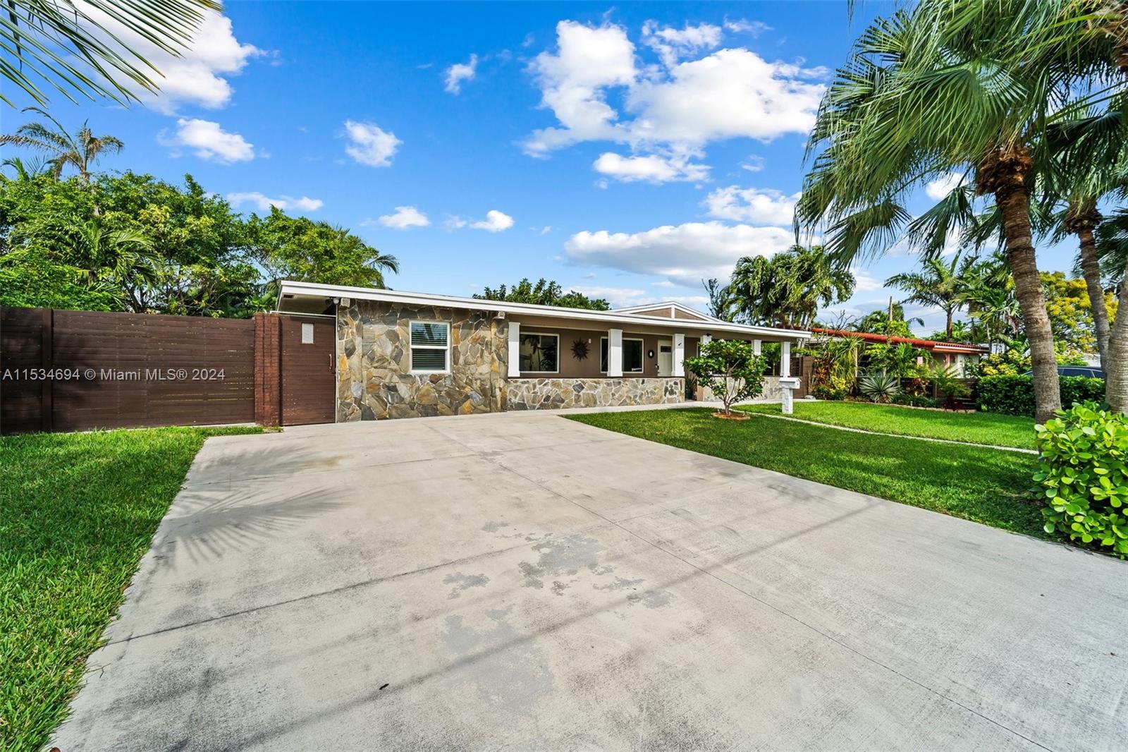 1179 Johnson St, Hollywood, Florida 33019, 3 Bedrooms Bedrooms, ,4 BathroomsBathrooms,Residential,For Sale,1179 Johnson St,A11534694