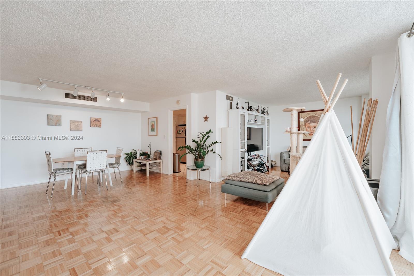 625 Biltmore Way 1106, Coral Gables, Florida 33134, 2 Bedrooms Bedrooms, ,2 BathroomsBathrooms,Residential,For Sale,625 Biltmore Way 1106,A11553393