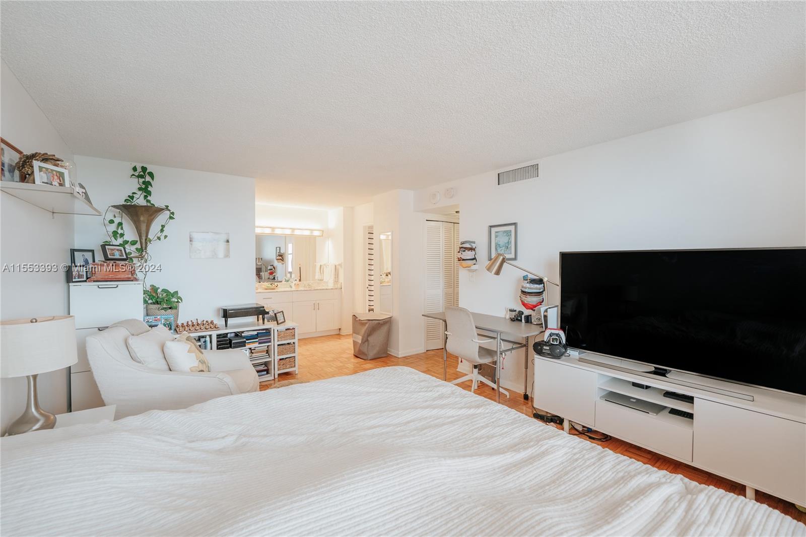 625 Biltmore Way 1106, Coral Gables, Florida 33134, 2 Bedrooms Bedrooms, ,2 BathroomsBathrooms,Residential,For Sale,625 Biltmore Way 1106,A11553393