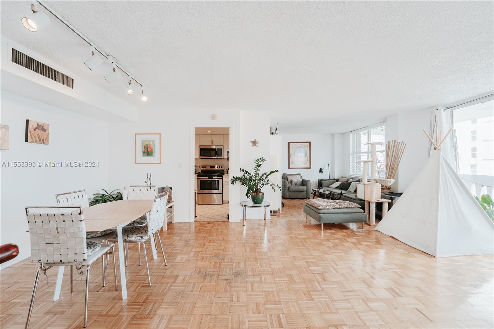 625 Biltmore Way 1106, Coral Gables, Florida 33134, 2 Bedrooms Bedrooms, ,2 BathroomsBathrooms,Residential,For Sale,625 Biltmore Way 1106,A11553393