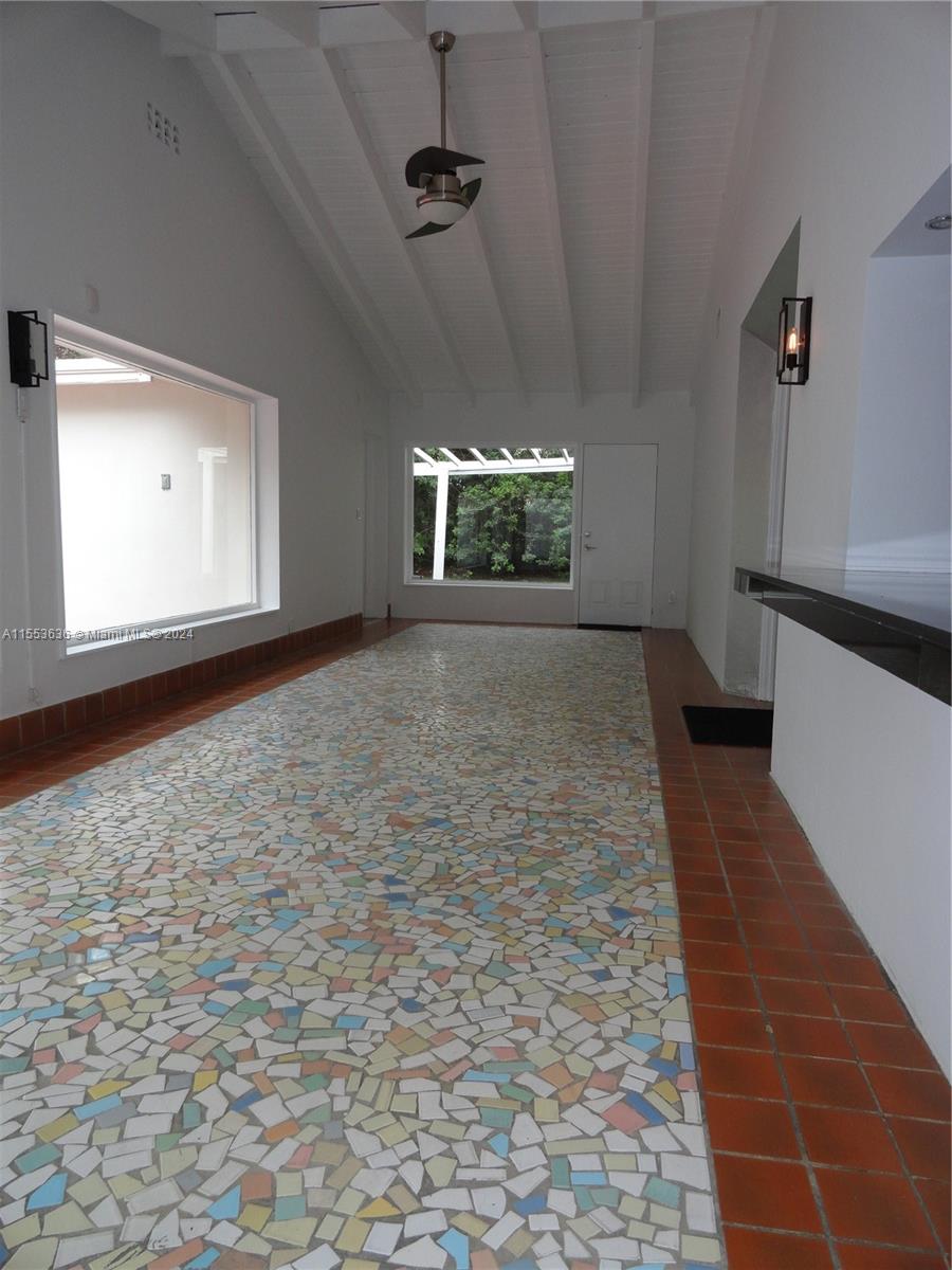 EXPANSIVE FLORIDA ROOM AREA