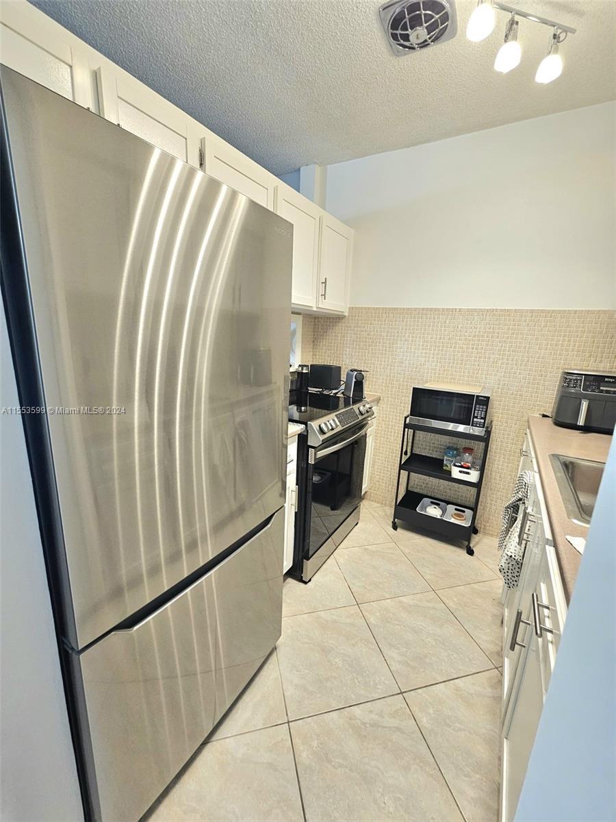 900 SW 10th Ter 11S, Hallandale Beach, Florida 33009, 1 Bedroom Bedrooms, ,1 BathroomBathrooms,Residential,For Sale,900 SW 10th Ter 11S,A11553599