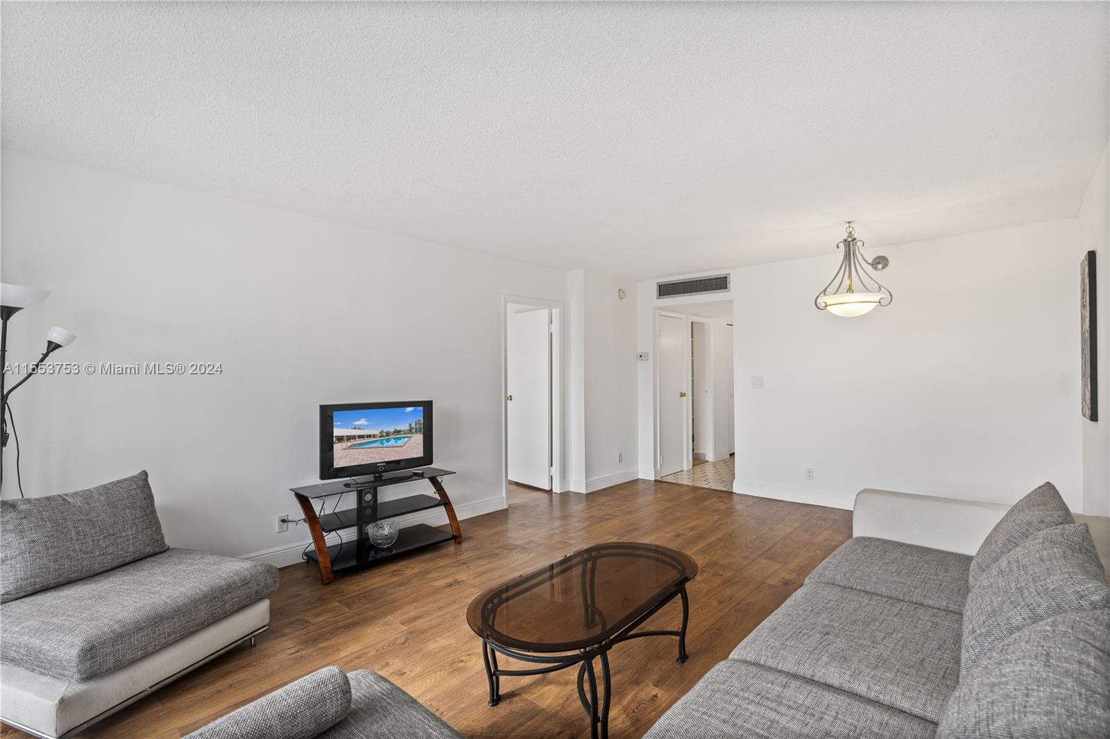 20400 W Country Club Dr 209, Aventura, Florida 33180, 1 Bedroom Bedrooms, ,1 BathroomBathrooms,Residential,For Sale,20400 W Country Club Dr 209,A11553753