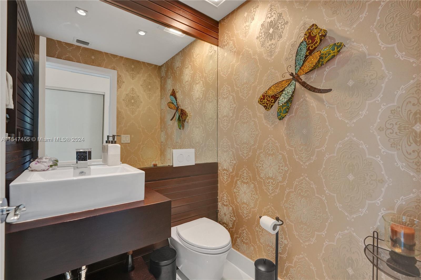 Separated Bathtub and Shower box.