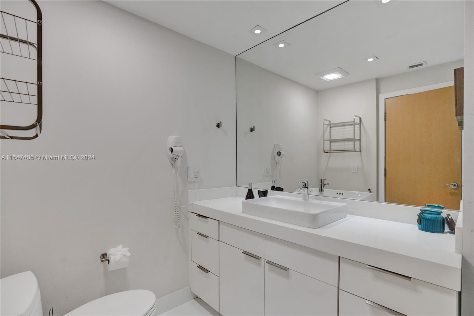 Suite 1 full bathroom