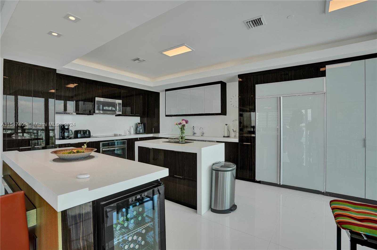 Top-shelf appliances & kitchenwear.