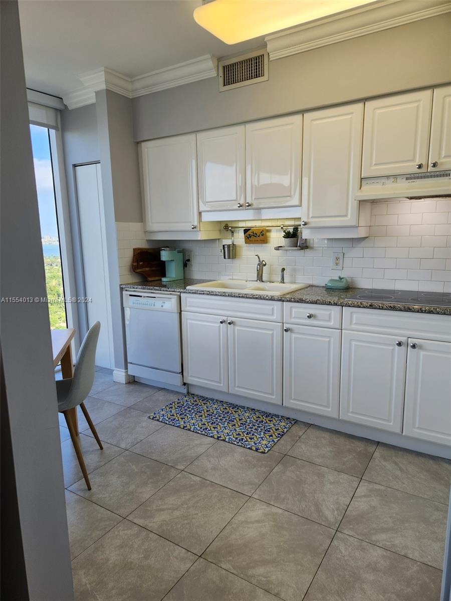 4779 Collins Ave 2506, Miami Beach, Florida 33140, 1 Bedroom Bedrooms, ,2 BathroomsBathrooms,Residential,For Sale,4779 Collins Ave 2506,A11554013