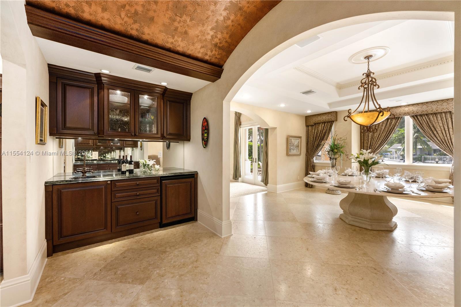 Bar/Entertainment Area