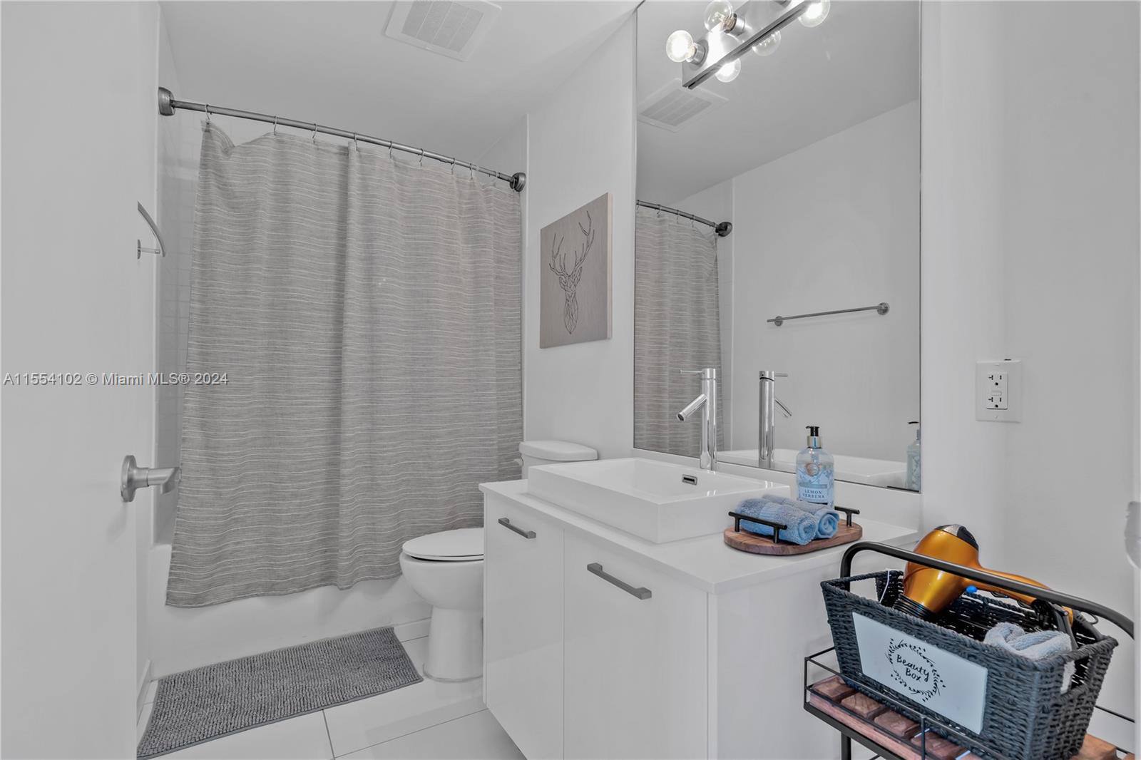 151 SE 1st St 2208, Miami, Florida 33131, 1 Bedroom Bedrooms, ,1 BathroomBathrooms,Residentiallease,For Rent,151 SE 1st St 2208,A11554102
