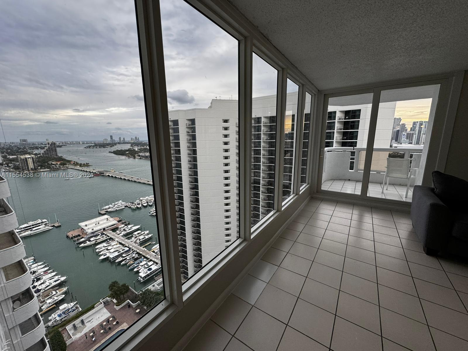 Amazing view For Rent 2 nice bedrooms, 2.5 bathroom fully furnished condo in the heart of Miami with panoramic views of Biscayne Bay and Miami skyline. Beautiful condo with a Washer/dryer inside the unit. The building offers a variety of amenities such as 24hr concierge and security, restaurants, salons, retail stores, a food market, a liquor store, pharmacy, pool, gym and more. Easy access to public transportation and just minutes from Brickell, Midtown, Design District, Wynwood, and Miami Beach. 1st month +1 last month + 1security deposit

ONLY 6 MONTHS - $ 4500 special rate.