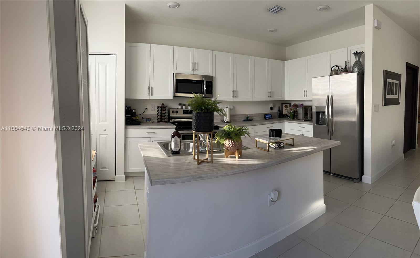 1162 SE 26th Ter, Homestead, Florida 33035, 3 Bedrooms Bedrooms, ,2 BathroomsBathrooms,Residential,For Sale,1162 SE 26th Ter,A11554543