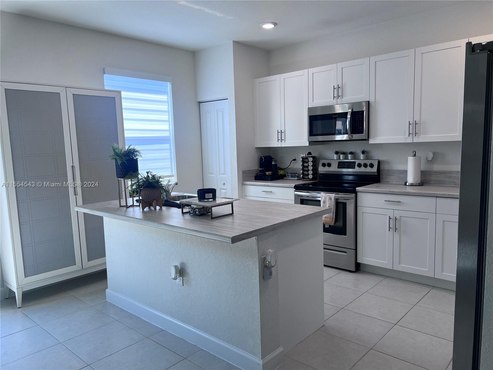 1162 SE 26th Ter, Homestead, Florida 33035, 3 Bedrooms Bedrooms, ,2 BathroomsBathrooms,Residential,For Sale,1162 SE 26th Ter,A11554543