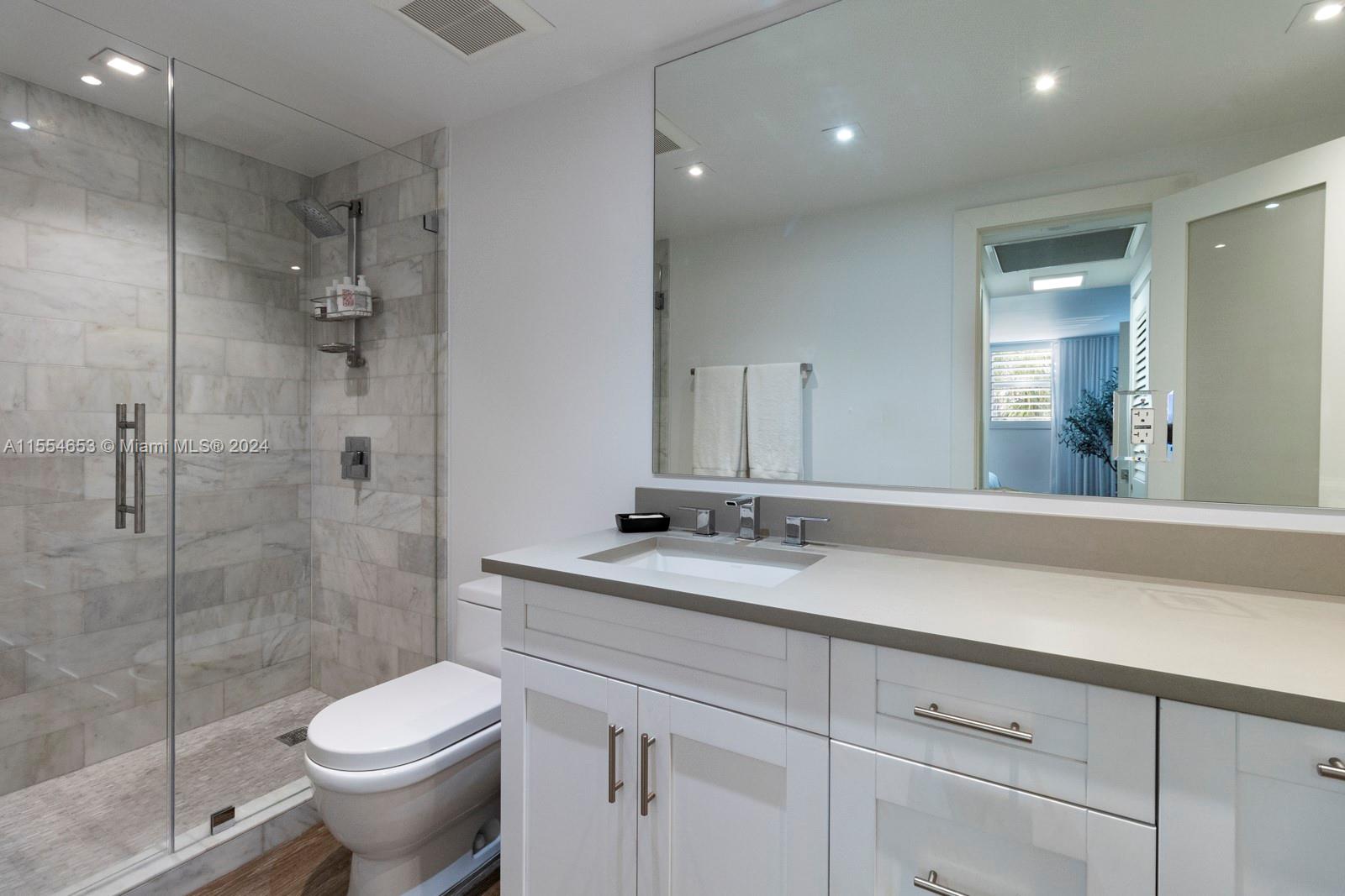 90 Edgewater Dr 314, Coral Gables, Florida 33133, 2 Bedrooms Bedrooms, ,2 BathroomsBathrooms,Residentiallease,For Rent,90 Edgewater Dr 314,A11554653